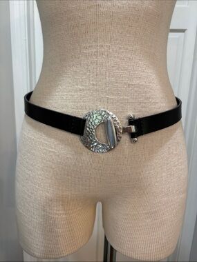 Chico’s black split leather sz S adjustable belt w/silver hammered buckle